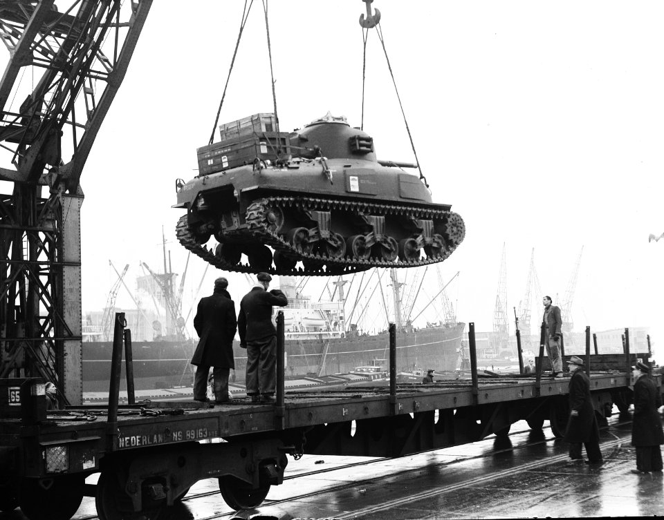 Amerikaanse tanks in Rotterdam aangekomen, Bestanddeelnr 904-8995