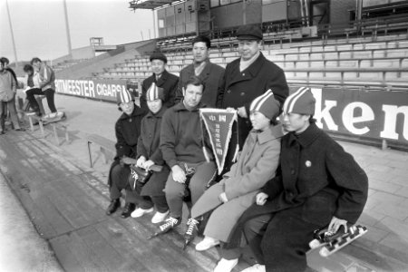 Amerikaanse schaatscoach John Werket poseert met Chinese schaatsploeg, Bestanddeelnr 925-4290