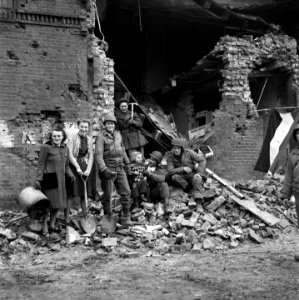 Amerikaanse militairen en burgers voor een vernielde woning in Venlo, Bestanddeelnr 900-2182