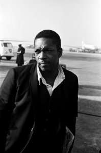 Amerikaanse jazz-saxofonist John Coltrane op Schiphol aangekomen John Coltrane, Bestanddeelnr 915-6748