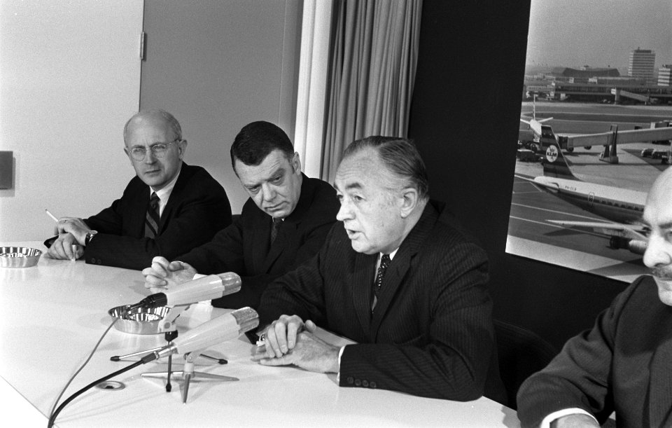 Amerikaanse Minister van Economische Zaken, M.H. Stans , vergezeld door o.a. Hou, Bestanddeelnr 922-3011