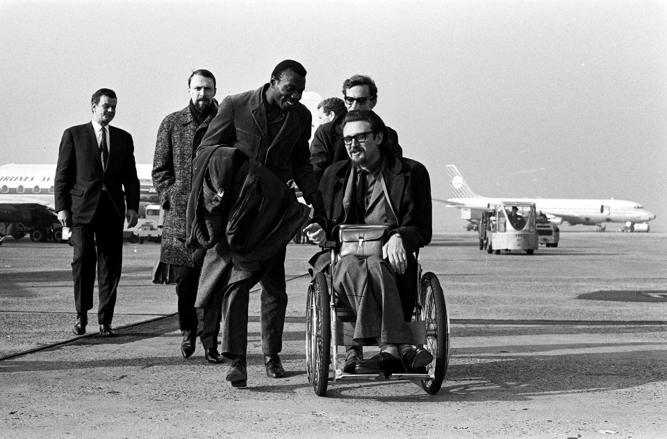Amerikaanse jazz-saxofonist John Coltrane op Schiphol aangekomen Rechts Michiel, Bestanddeelnr 915-6747