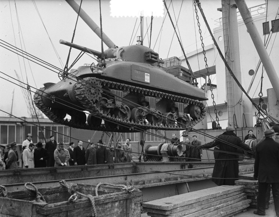 Amerikaanse tanks in Rotterdam aangekomen, Bestanddeelnr 904-8997