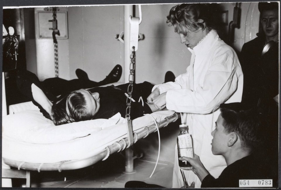 Amerikaanse bemanning oorlogsschip geeft bloed voor Neder- landers., Bestanddeelnr 054-0783