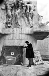 Amerikaanse kunstschilder George Yalick schildert op Nationaal monument op de Da, Bestanddeelnr 923-2821