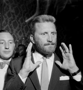 Amerikaanse filmster Kirk Douglas in Amsterdam. Hij is Nederland voor opnames va, Bestanddeelnr 907-3152