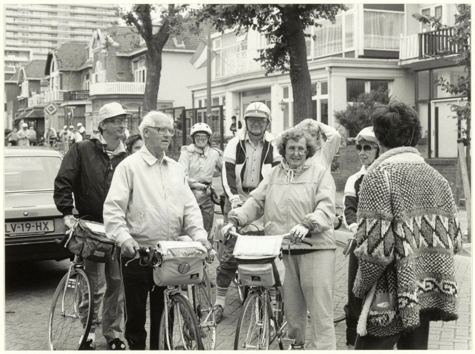 Amerikaanse fietsclub in de Zeestraat. NL-HlmNHA 54005804