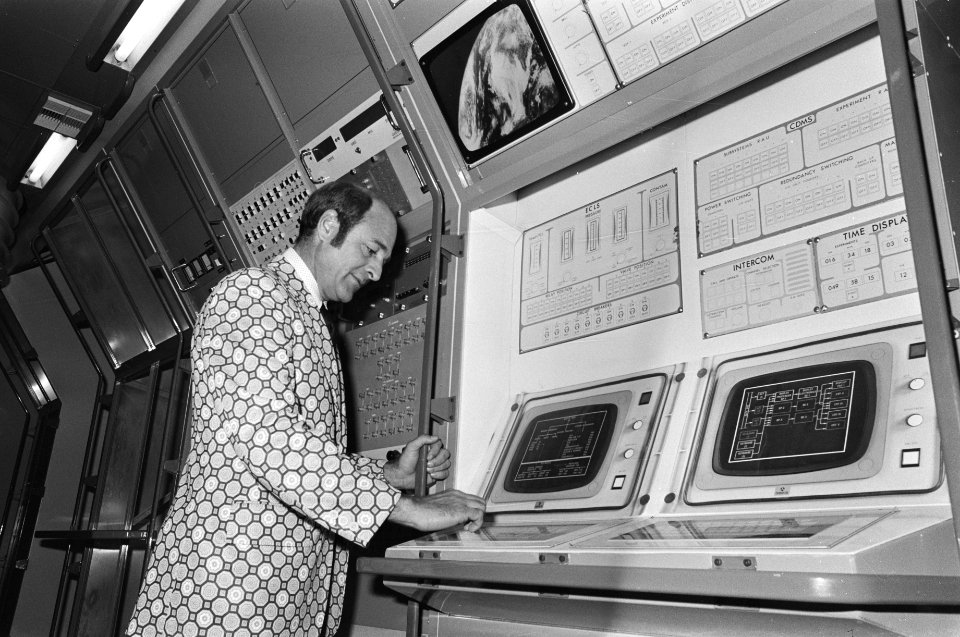 Amerikaans astronaut Evans opent tentoonstelling in Aviodome koppen, Bestanddeelnr 928-6435
