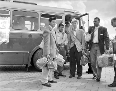 Amerikaanse krantenjongens in ons land aankomst Schiphol, Bestanddeelnr 907-9327
