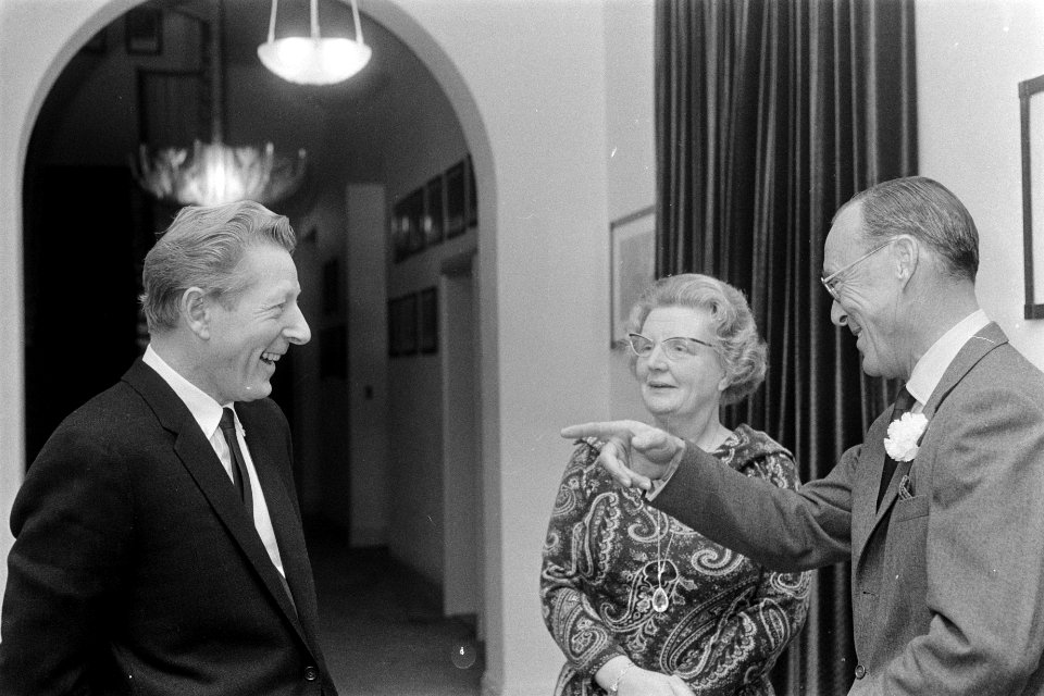 Amerikaanse acteur, zanger en komiek Danny Kaye (links) wordt op paleis Soestdij, Bestanddeelnr 919-8132