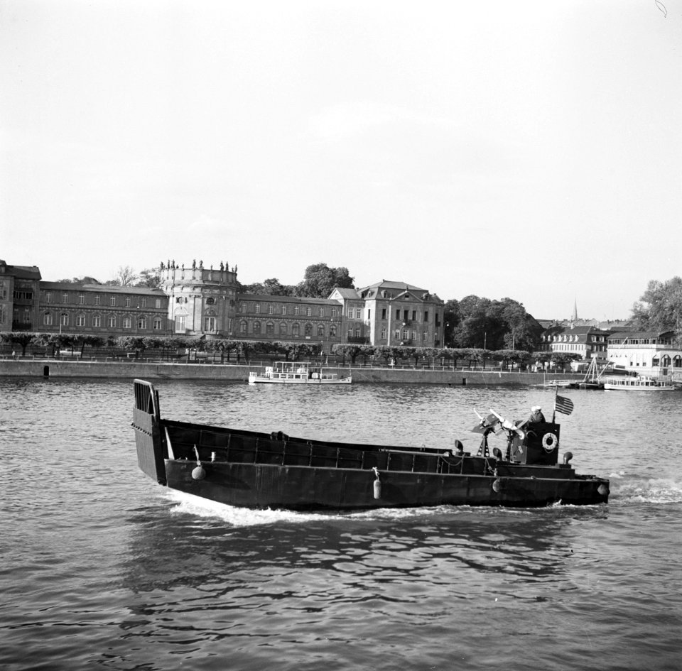 Amerikaanse landingsboot op de Rijn bij Mainz, Bestanddeelnr 254-1327
