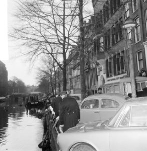 Amerikaanse geleerde verdronken, de geneeskundige dienst brengen stoffelijk over, Bestanddeelnr 918-6365