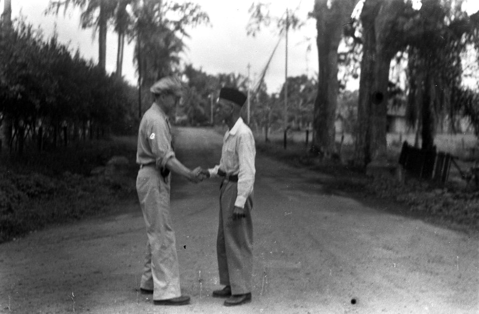 Amerikaanse luitenant-kolonel W Allison IND schudt de hand van een Indonesis, Bestanddeelnr 3727