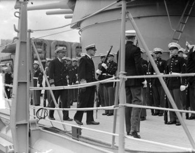 Amerikaanse Kruiser Columbus in IJmuiden inspectie erewacht, Bestanddeelnr 903-5182