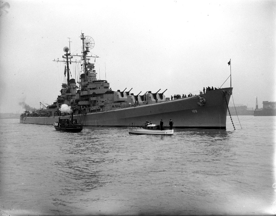 Amerikaanse lichte kruiser USS Spokane, gaat voor de Parkkade te Rotterdam op , Bestanddeelnr 902-5876