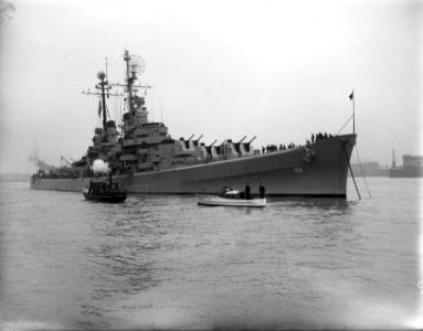 Amerikaanse lichte kruiser USS Spokane, gaat voor de Parkkade te Rotterdam op , Bestanddeelnr 902-5876