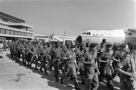 Amerikaanse militairen ( 101th U S Airborne divisie) op Schiphol ivm oefeni, Bestanddeelnr 928-7423
