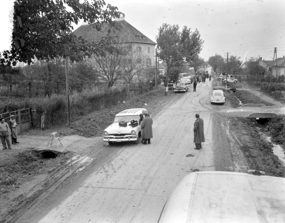Amerikaanse auto met Stars en Stripes op dak bij de grens in Nickelsdorf, Bestanddeelnr 908-1159