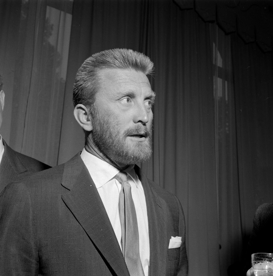 Amerikaanse filmster Kirk Douglas in Amsterdam. Hij is Nederland voor opnames va, Bestanddeelnr 907-3153