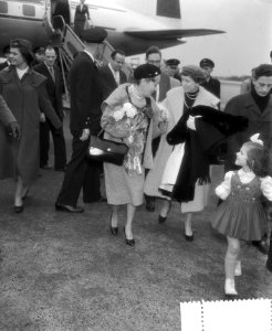 Amerikaanse filmster Gloria Swanson, aankomst Schiphol, Bestanddeelnr 907-4180