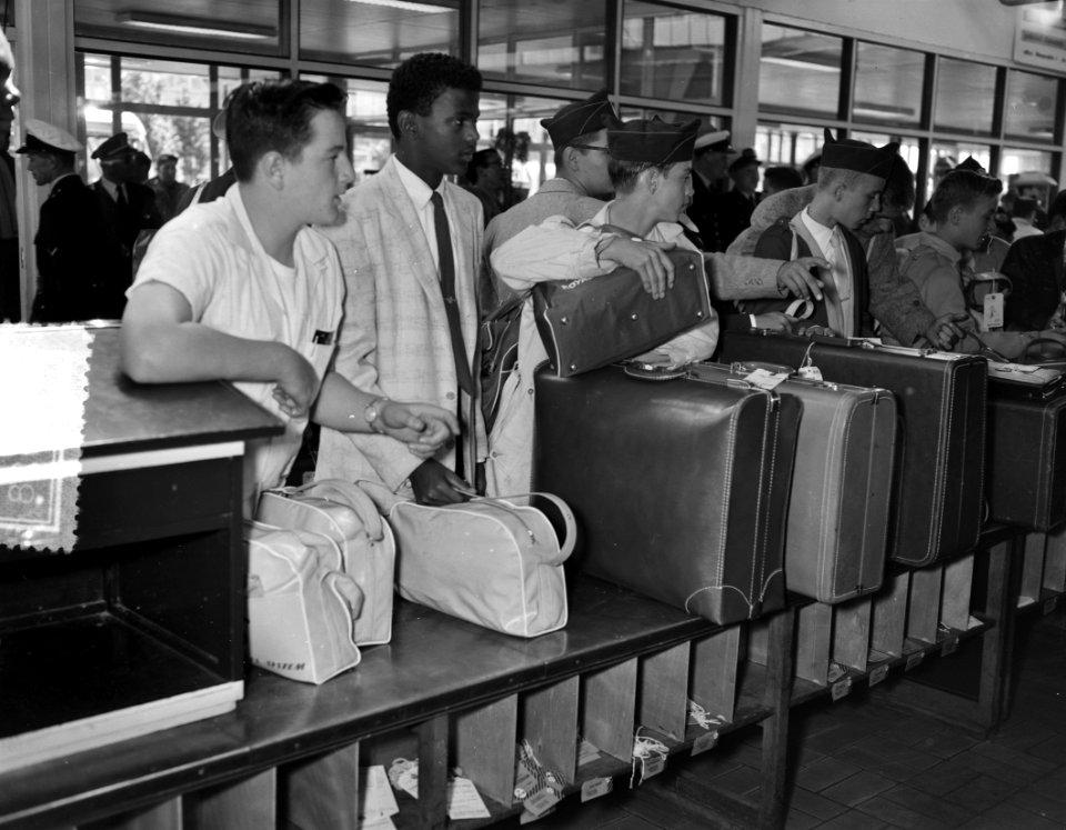 Amerikaanse krantenjongens in ons land aankomst Schiphol, Bestanddeelnr 907-9328
