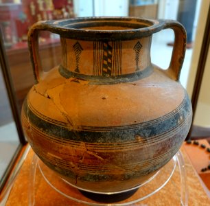 Amphoroid krater, bichrome ware, Cypro-Geometric III, 1995.10.53 - Cesnola Collection, Harvard Semitic Museum - Cambridge, MA - DSC06235