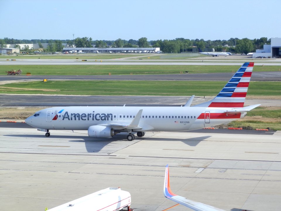 American 737-800 N932NN KCMH photo