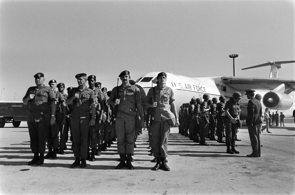 Amerikaanse militairen ( 101th U S Airborne divisie) op Schiphol ivm oefeni, Bestanddeelnr 928-7424