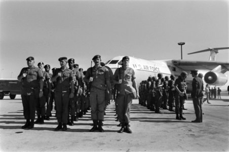 Amerikaanse militairen ( 101th U S Airborne divisie) op Schiphol ivm oefeni, Bestanddeelnr 928-7424