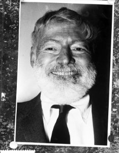 Amerikaanse schrijver Ernest Hemingway in het ziekenhuis, Bestanddeelnr 911-9627