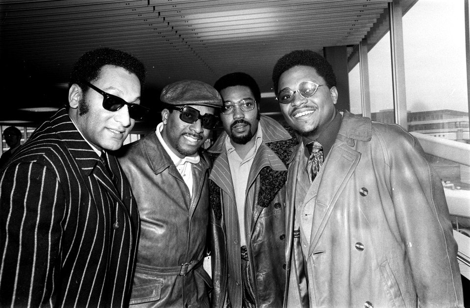 Amerikaanse popgroep Four Tops arriveert op Schiphol. Four Tops, Bestanddeelnr 923-2853