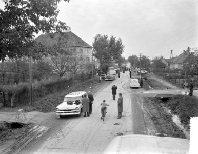 Amerikaanse auto met Stars en Stripes op dak bij de grens in Nickelsdorf, Bestanddeelnr 908-1158