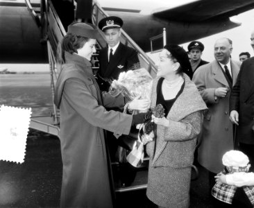 Amerikaanse filmster Gloria Swanson, aankomst Schiphol, Bestanddeelnr 907-4181