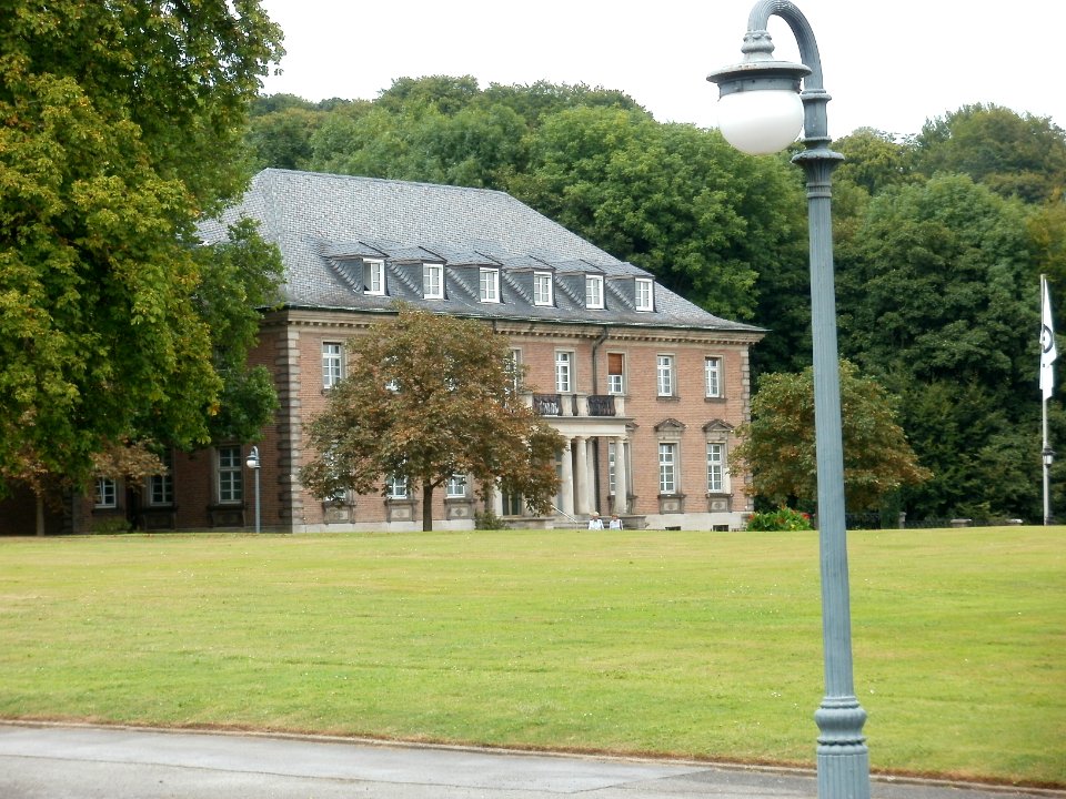Ansicht Villa Hügel Essen Nr 3 vom 24 08 2012 Nebengebäude