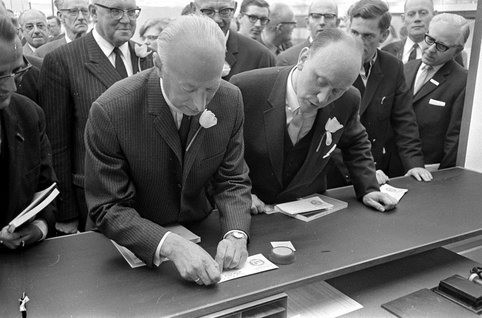 Amphilex 1967 geopend door Minister J. A. Bakker in RAI, Bestanddeelnr 920-3182