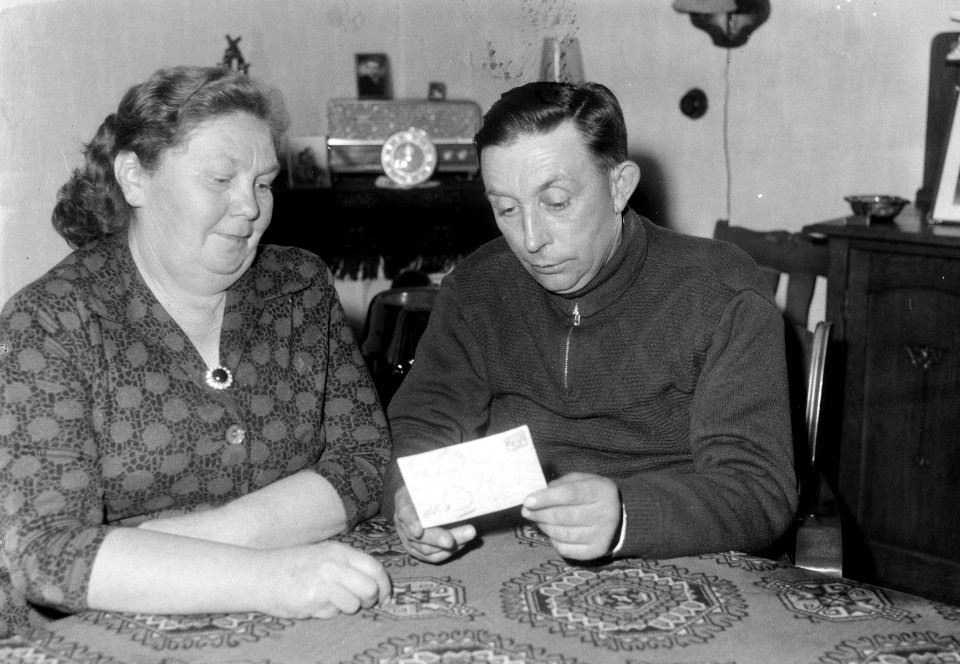 Ansichtkaart in 1929 bezorgd, nu aangekomen, Grietje Gri en haar man met de kaar, Bestanddeelnr 917-4401