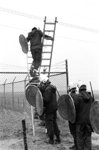 Anti kernenergie aktiegroepen blokkeren toegang kerncentrale Borssele Mobiele E, Bestanddeelnr 930-7246