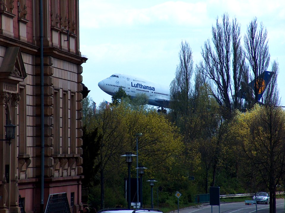 Ansicht Flugzeug Technikmuseum Speyer von der Straße aus