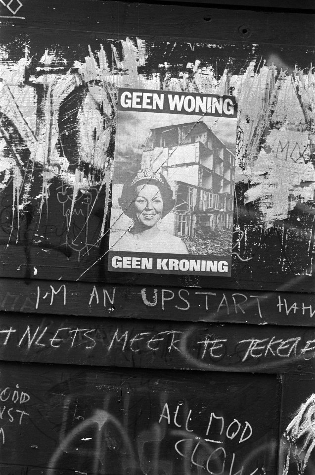 Anti troonswisseling tekst en affiche in Amsterdam (put the crown upside down, d, Bestanddeelnr 930-7605