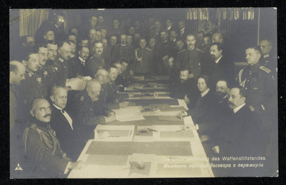 Ansichtkaart met een foto van de ondertekening door de Duitse bevelhebber, prins, Bestanddeelnr 158-0688