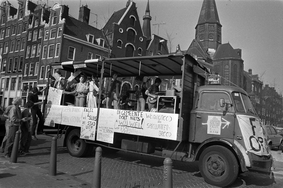 Anti spekulatie aktie in Amsterdam aktiecomite in vrachtwagen, waarmee door de , Bestanddeelnr 930-7730