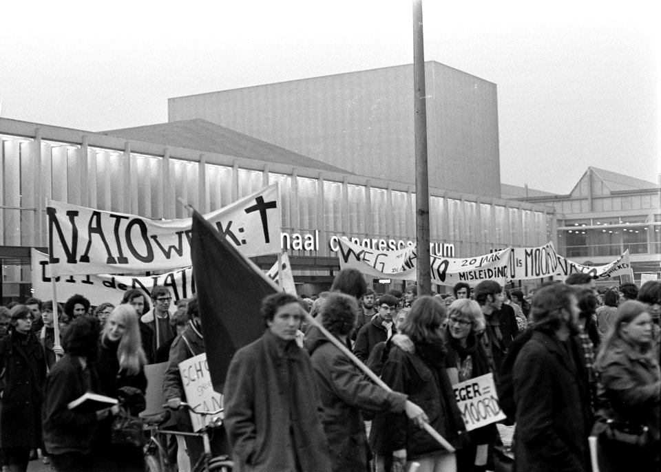 Anti NAVO demonstratie na het Congres in Amsterdam. Man met bord Weg met NATO, Bestanddeelnr 923-0007