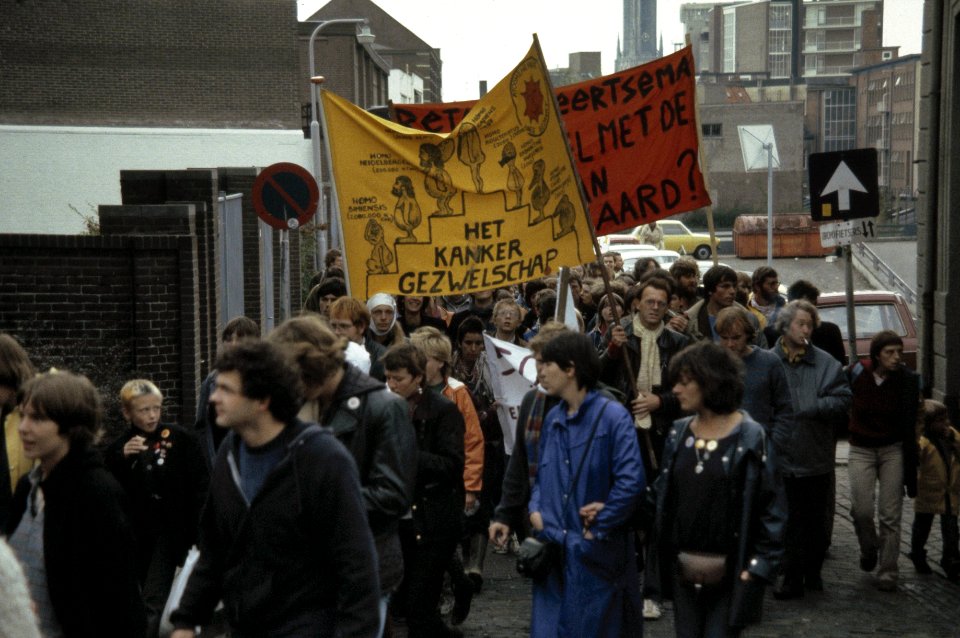 Anti kernenergieweek in Arnhem afgesloten met grote demonstratie door de stad en, Bestanddeelnr 253-8600