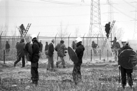 Anti kernenergie aktiegroepen blokkeren toegang kerncentrale Borssele Mobiele E, Bestanddeelnr 930-7245