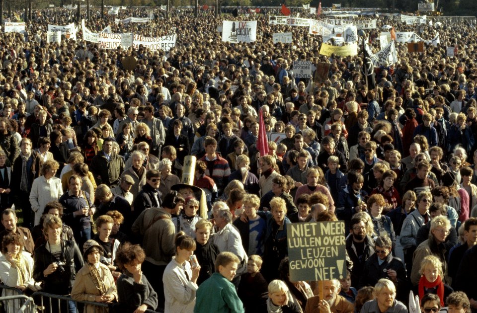 Anti kernwapendemonstratie in Den Haag ( 550 duizend deelnemers ) overzichten m, Bestanddeelnr 253-8817