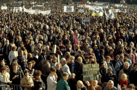 Anti kernwapendemonstratie in Den Haag ( 550 duizend deelnemers ) overzichten m, Bestanddeelnr 253-8817