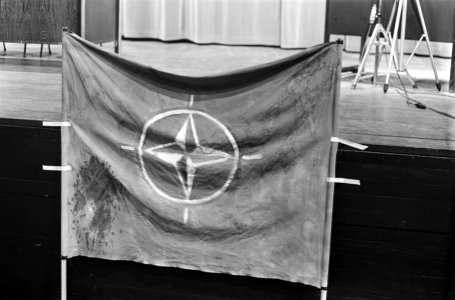 Anti NAVO Congres in RAI Amsterdam. NAVO-vlag, Bestanddeelnr 922-9997