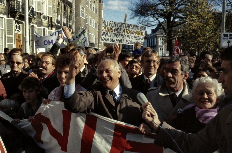 Anti kernwapendemonstratie in Den Haag ( 550 duizend deelnemers ) den Uyl (PvdA, Bestanddeelnr 253-8812