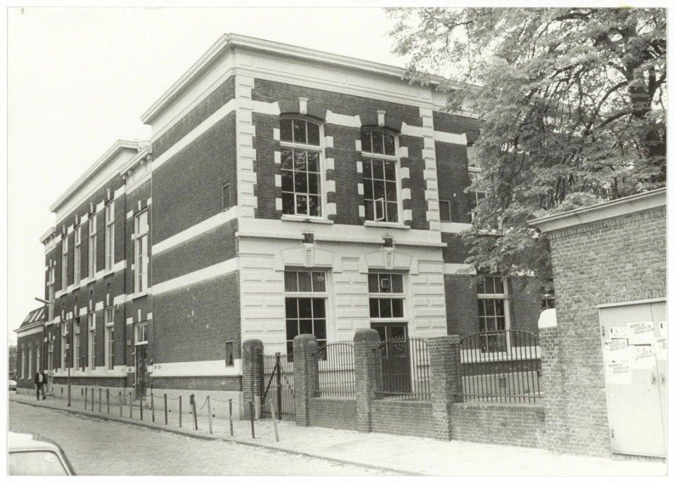 Anslijnschool en kleuterschool Pippeloentje aan de Parklaan nabij de Friese Varkenmarkt. NL-HlmNHA 54010001