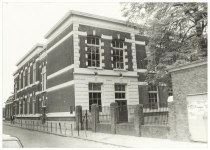 Anslijnschool en kleuterschool Pippeloentje aan de Parklaan nabij de Friese Varkenmarkt. NL-HlmNHA 54010001